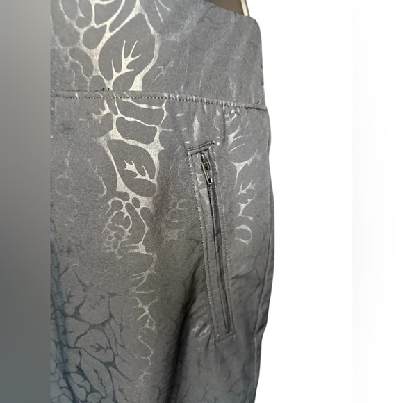 Orvis Women's Embossed Pull-On Travel Skort (Black Rose Embossed size M like new - Picture 5 of 11